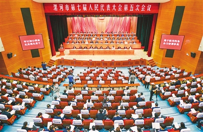 高舉習(xí)近平新時(shí)代中國(guó)特色社會(huì)主義思想偉大旗幟 合力譜寫(xiě)新時(shí)代漯河奮勇?tīng)?zhēng)先出彩添彩的絢麗篇章