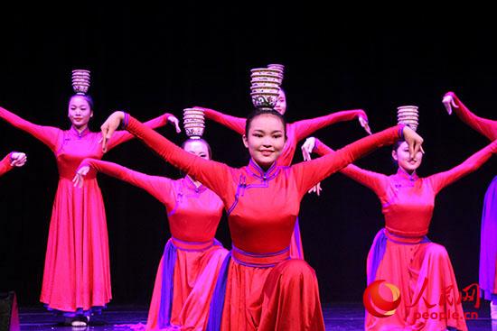 內(nèi)蒙古藝術(shù)學(xué)院舞蹈演員表演的群舞《祝?！防_(kāi)了“草原之聲”演出的帷幕。